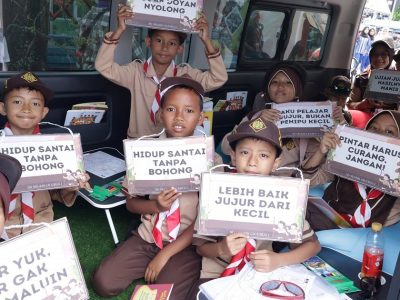 Wakil Ketua Komisi X DPR MY Esti Wijayanti peringatkan pemerintah soal akses pendidikan anak Indonesia di Hardiknas 2026. Jangan ada anak tak bisa sekolah.