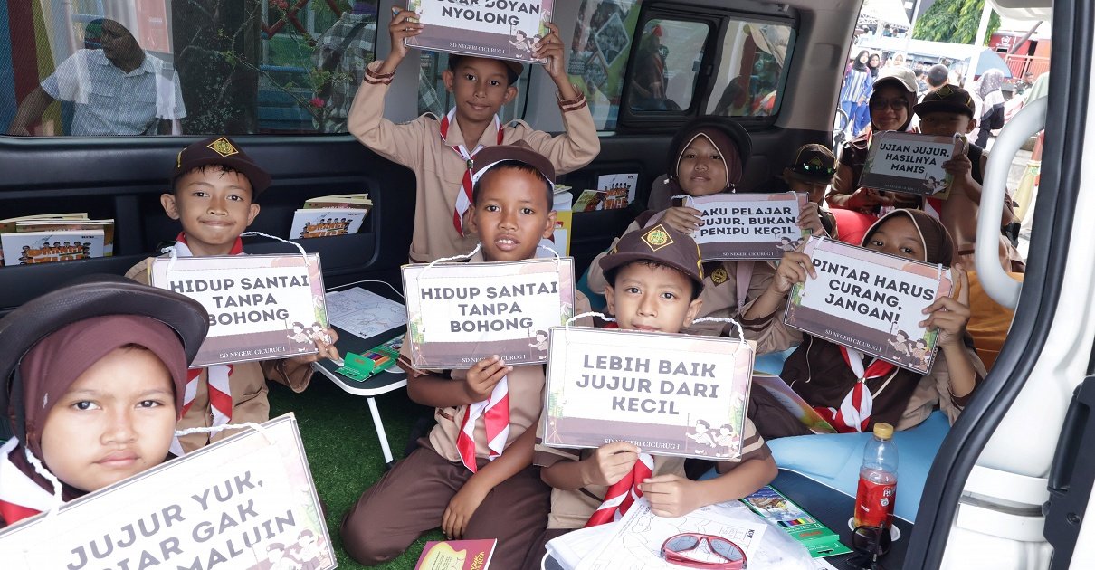 Wakil Ketua Komisi X DPR MY Esti Wijayanti peringatkan pemerintah soal akses pendidikan anak Indonesia di Hardiknas 2026. Jangan ada anak tak bisa sekolah.