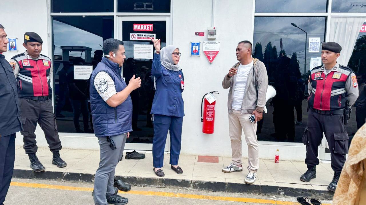 Wali Kota Banjarbaru Erna Lisa Halaby sidak tiga SPBU usai laporan antrean panjang kendaraan. Pasokan BBM dipastikan aman, warga diminta tidak panic buying.