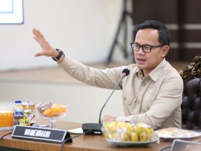 Wamendagri Bima Arya ingatkan kepala daerah jangan abaikan swasembada pangan demi janji politik. APBD harus dimanfaatkan untuk ketahanan pangan.