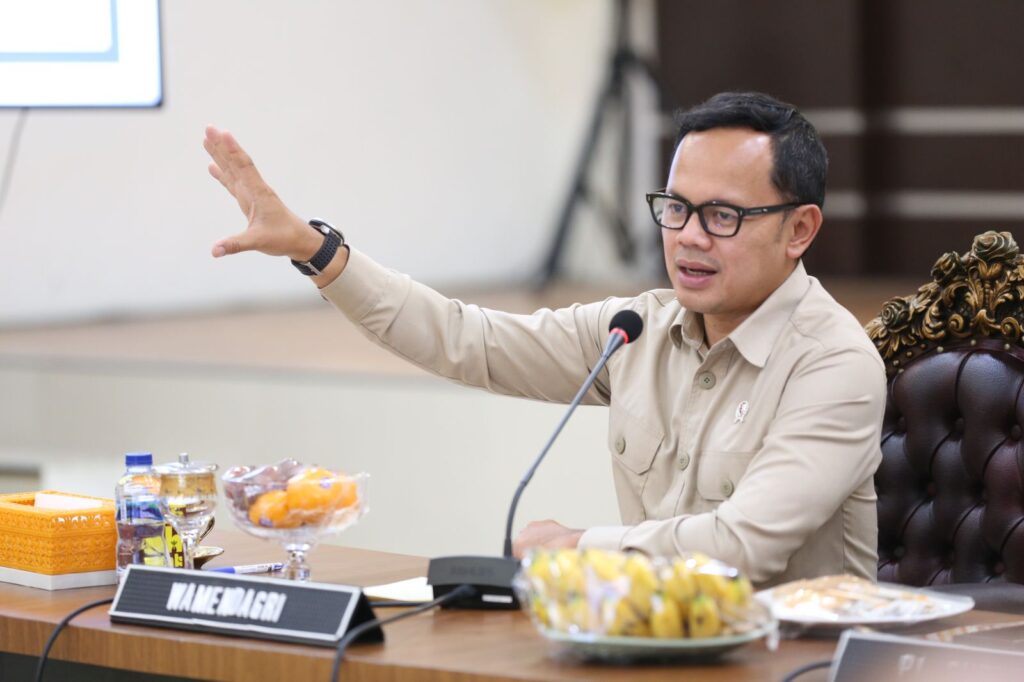 Wamendagri Bima Arya ingatkan kepala daerah jangan abaikan swasembada pangan demi janji politik. APBD harus dimanfaatkan untuk ketahanan pangan.