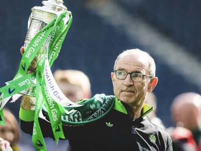 Martin O'Neill masih belum pastikan masa depannya di Celtic usai bawa klub raih double domestik. Pelatih 74 tahun akan temui pemilik klub pekan depan/Foto: Instagram Celtic FC