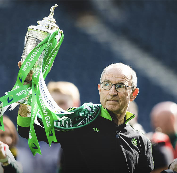 Martin O'Neill masih belum pastikan masa depannya di Celtic usai bawa klub raih double domestik. Pelatih 74 tahun akan temui pemilik klub pekan depan/Foto: Instagram Celtic FC