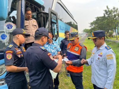 Petugas gabungan melakukan pemeriksaan rampcheck terhadap bus pariwisata di Rest Area KM 45 Tol Jagorawi, Kabupaten Bogor, 14-15 Mei 2026.