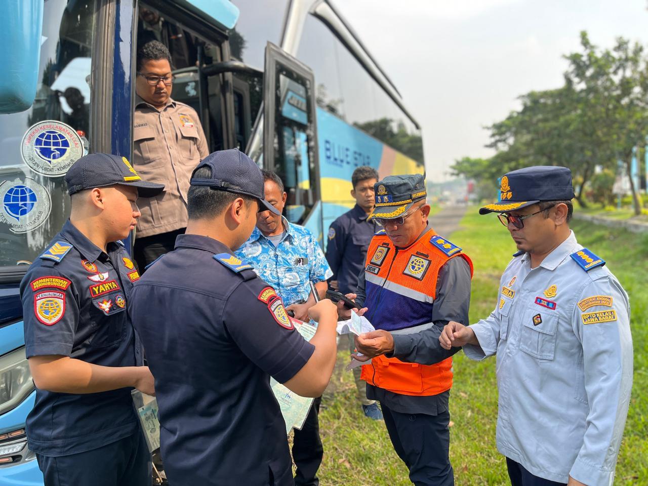 Petugas gabungan melakukan pemeriksaan rampcheck terhadap bus pariwisata di Rest Area KM 45 Tol Jagorawi, Kabupaten Bogor, 14-15 Mei 2026.