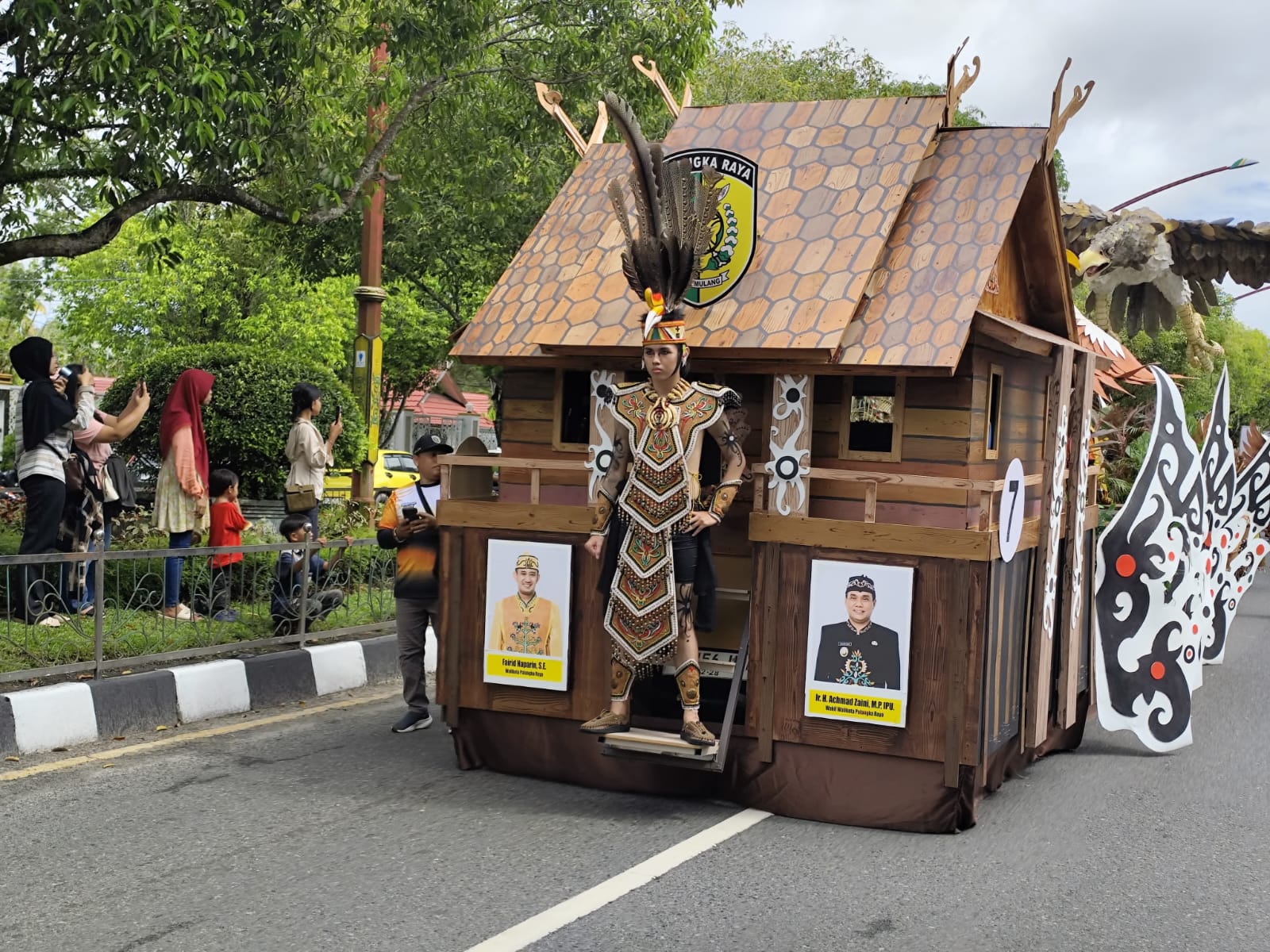 Ribuan warga padati Bundaran Palangka Raya untuk karnaval FBIM 2026. Festival ini masuk daftar Karisma Event Nusantara (KEN) 2026 dari Kemenpar.