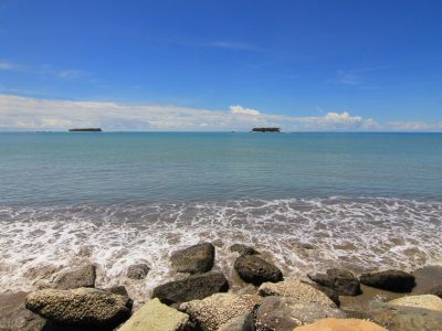 Pantai Gandoriah Pariaman menjadi pusat wisata strategis di Sumatera Barat, ditopang akses kereta wisata langsung dan pesona budaya Festival Tabuik.