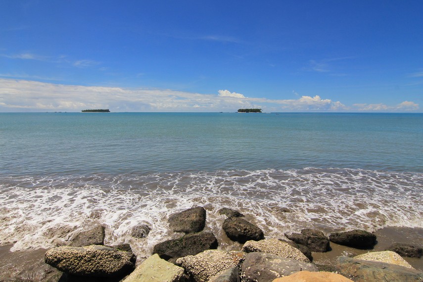 Pantai Gandoriah Pariaman menjadi pusat wisata strategis di Sumatera Barat, ditopang akses kereta wisata langsung dan pesona budaya Festival Tabuik.