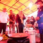 Wagub Gorontalo Idah Syahidah Rusli Habibie bersama Bupati Gorontalo Utara saat meninjau langsung dapur umum yang berada di lokasi banjir di Kecamatan Biau, Kabupaten Gorontalo Utara/Foto: Diskominfotik