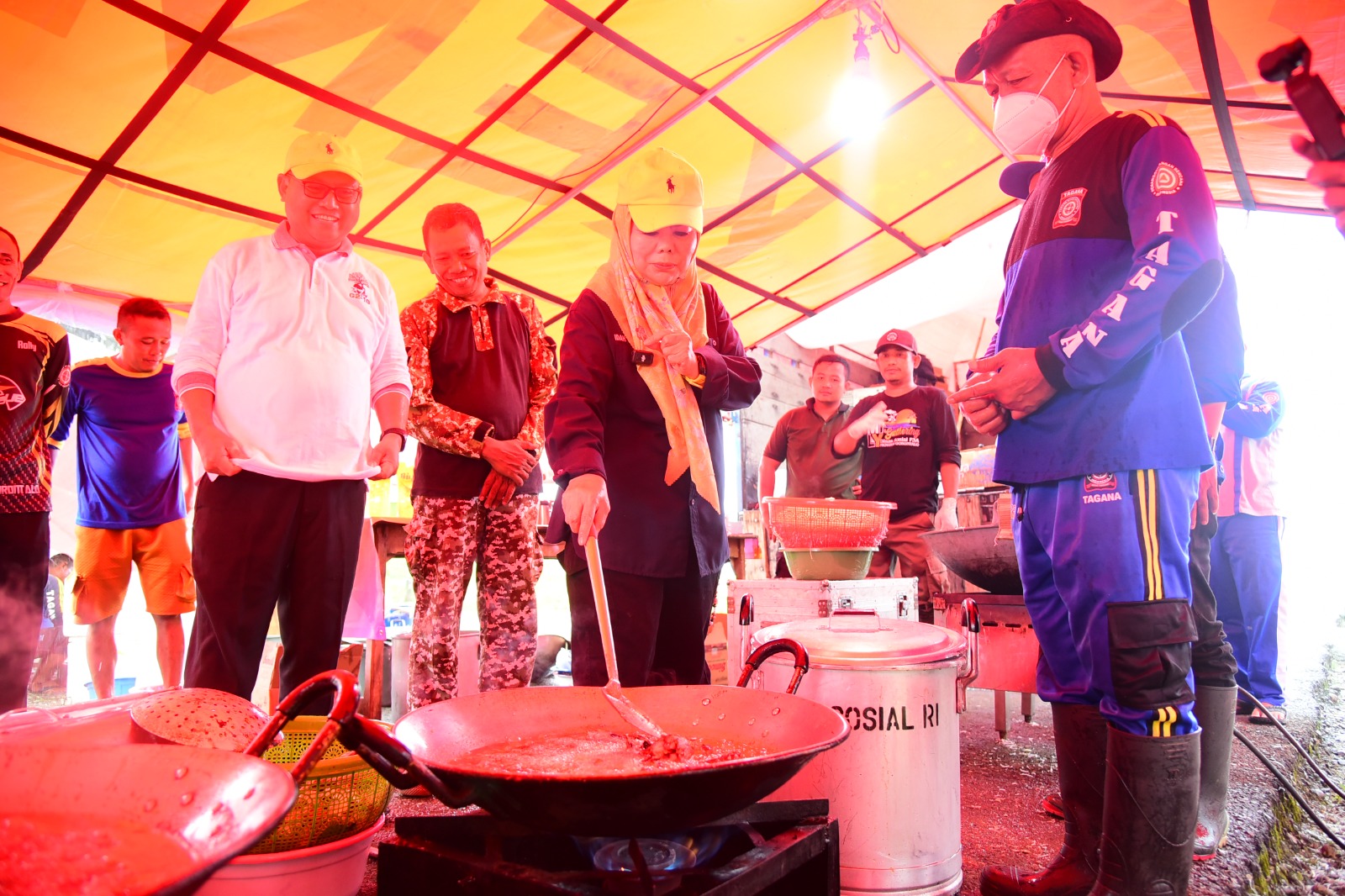 Wagub Gorontalo Idah Syahidah Rusli Habibie bersama Bupati Gorontalo Utara saat meninjau langsung dapur umum yang berada di lokasi banjir di Kecamatan Biau, Kabupaten Gorontalo Utara/Foto: Diskominfotik