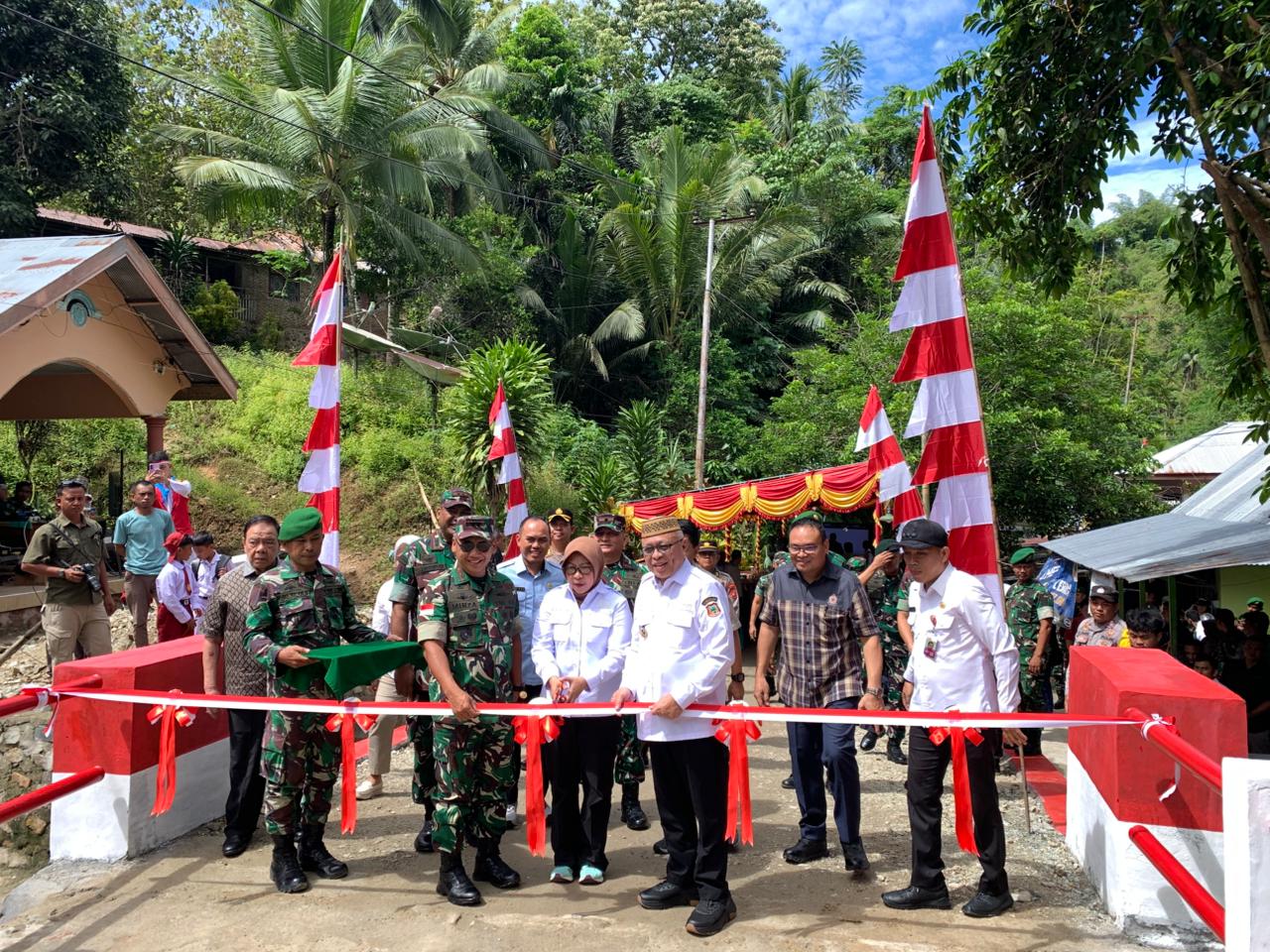 Ketua Komisi III DPRD Gorontalo, Espin Tulie, resmikan Jembatan Merdeka yang sambungkan 5 desa usai akses lumpuh setahun. Tiga jembatan lain masih butuh perhatian.