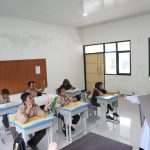 Seorang guru sedang melaksanakan kegiatan mengajar/Foto: Dok Kemendikdasmen