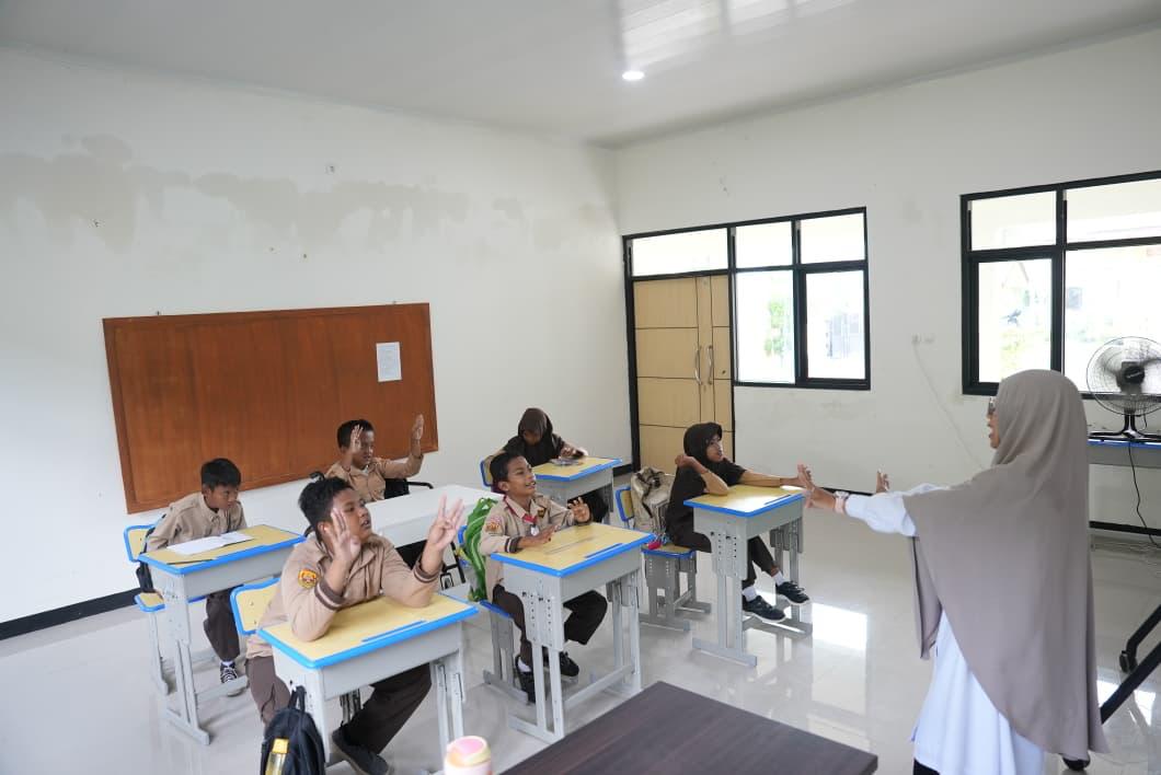 Seorang guru sedang melaksanakan kegiatan mengajar/Foto: Dok Kemendikdasmen