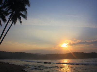 Pantai Karang Bereum di Lebak, Banten, tawarkan sunrise dengan semburat merah di karang/Foto: Indonesia Kaya