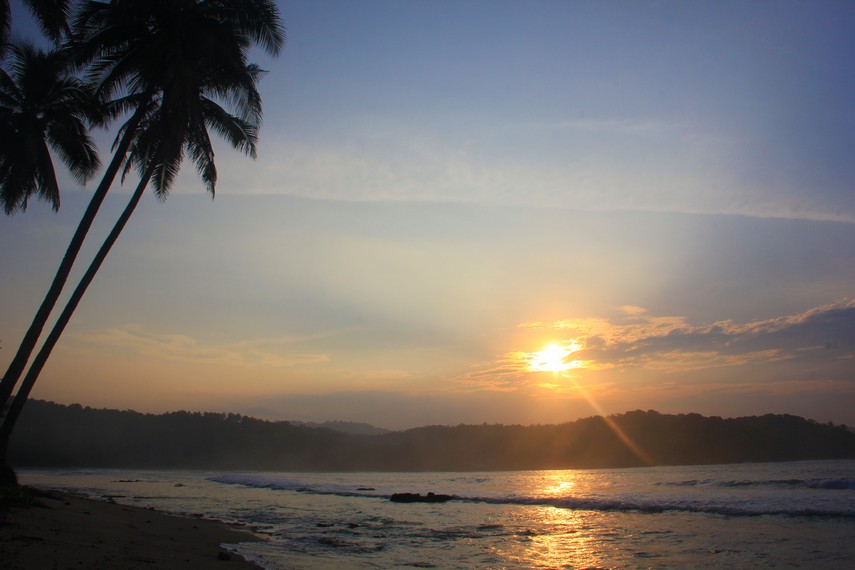 Pantai Karang Bereum di Lebak, Banten, tawarkan sunrise dengan semburat merah di karang/Foto: Indonesia Kaya