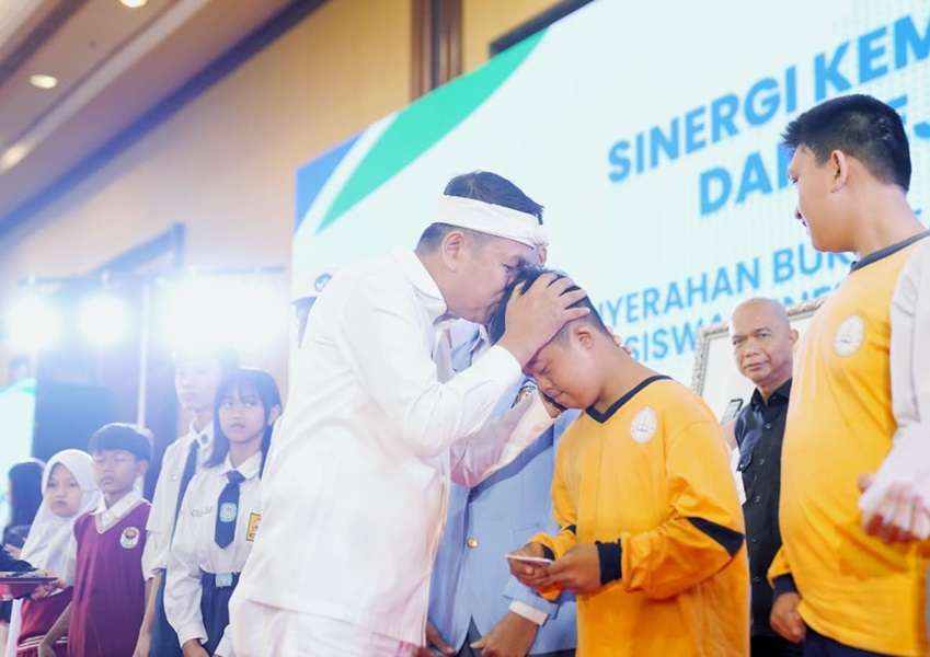 Gubernur Jabar Dedi Mulyadi umumkan mulai tahun ajaran baru, masyarakat kurang mampu tidak perlu bayar sekolah. Program ini didukung PIP dan pengawasan ketat Kejaksaan.