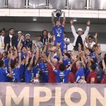 Kapten Persib, Marc Klok mengangkat tropy juara BRI Liga 1 musim 2025/2026/Foto: Muhamad Farid/Indoragamnewscom