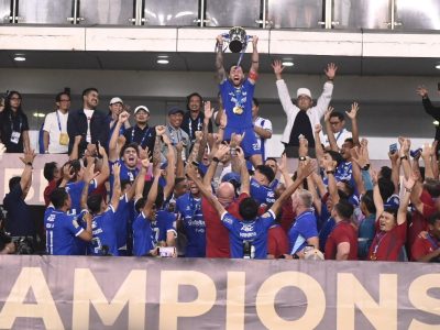 Kapten Persib, Marc Klok mengangkat tropy juara BRI Liga 1 musim 2025/2026/Foto: Muhamad Farid/Indoragamnewscom