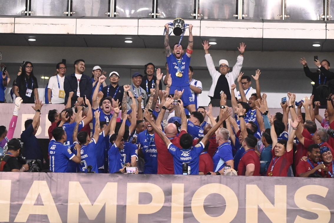 Kapten Persib, Marc Klok mengangkat tropy juara BRI Liga 1 musim 2025/2026/Foto: Muhamad Farid/Indoragamnewscom