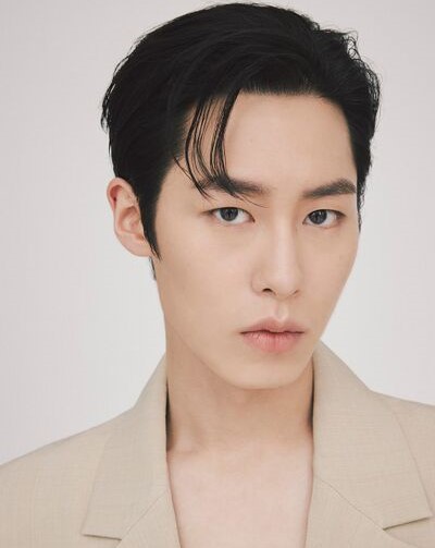 Lee Jae Wook akan wajib militer sebagai tentara aktif mulai 18 Mei 2026. Agensi log studio konfirmasi kabar tersebut.