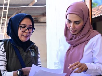 Wakil Ketua DPR RI Sari Yuliati saat menyerahkan bantuan BSPS secara simbolis kepada masyarakat Lombok Timur, NTB/Foto: Humas DPR RI