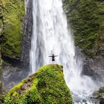 Air Terjun Kabut Pelangi di Lumajang tawarkan fenomena langka: pelangi muncul di tengah kabut percikan air. Pengunjung harus trekking 30 menit melewati jalur licin/Foto: Dispar Lumajang