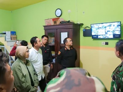 Pemkab Lumajang percepat pemasangan CCTV dan penerangan jalan umum di seluruh dusun. Progres Sukodono capai 80 persen, ditarget tuntas pertengahan Juni 2026.