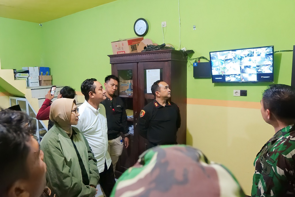 Pemkab Lumajang percepat pemasangan CCTV dan penerangan jalan umum di seluruh dusun. Progres Sukodono capai 80 persen, ditarget tuntas pertengahan Juni 2026.