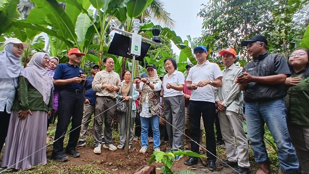 Stasiun GIES pertama di Indonesia dipasang di Lumajang untuk melindungi Pisang Mas Kirana. Teknologi IoT ini melacak asal produk, dari harga Rp1.600/kg kini tembus ekspor/Foto: DKPP Lumajang