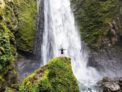 Air Terjun Kabut Pelangi di Lumajang tawarkan fenomena langka: pelangi muncul di tengah kabut percikan air. Pengunjung harus trekking 30 menit melewati jalur licin/Foto: Dispar Lumajang