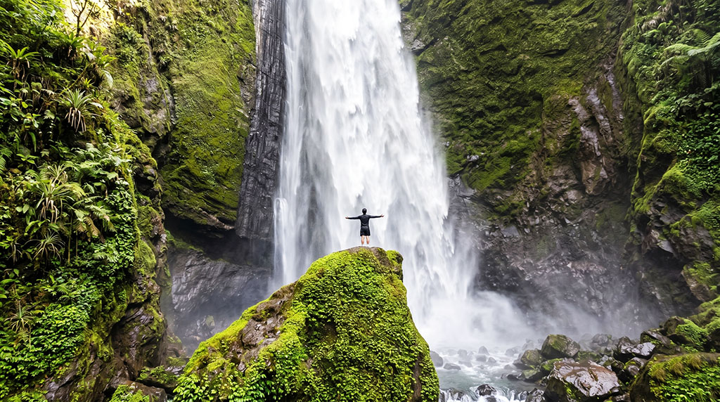 Air Terjun Kabut Pelangi di Lumajang tawarkan fenomena langka: pelangi muncul di tengah kabut percikan air. Pengunjung harus trekking 30 menit melewati jalur licin/Foto: Dispar Lumajang
