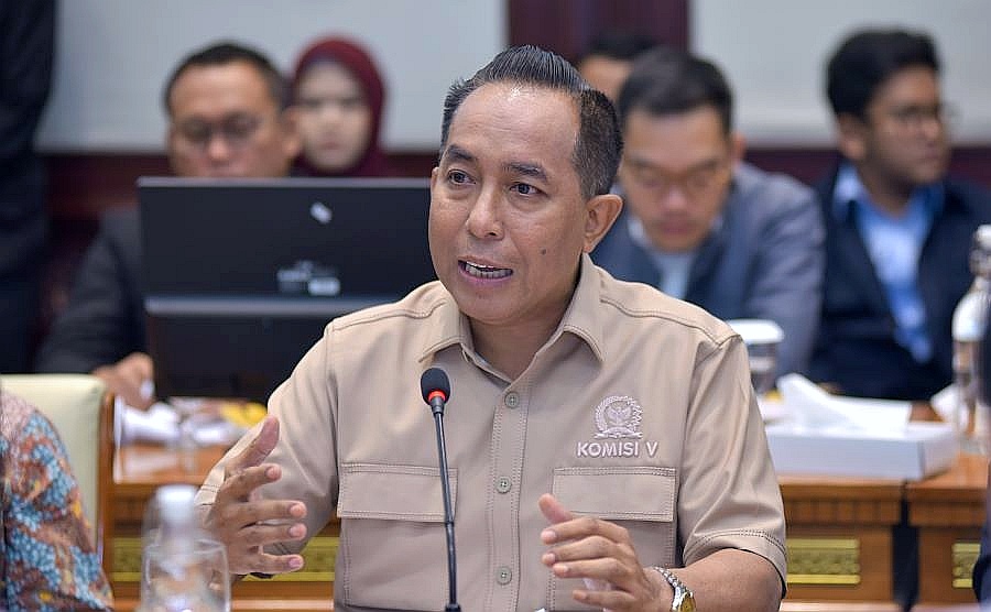 Anggota Komisi V DPR Mori Hanafi kritik lambatnya pengungkapan penyebab kecelakaan kereta di Bekasi. Kecelakaan dinilai sederhana, bukan kasus rumit.