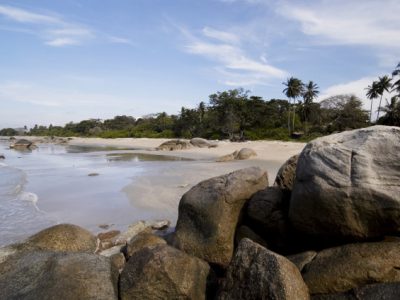 Pantai Pasir Padi di Pangkalpinang punya pasir padat beralas timah, ombak tenang, dan menjadi venue balap motor dunia/Foto: Indonesia Kaya