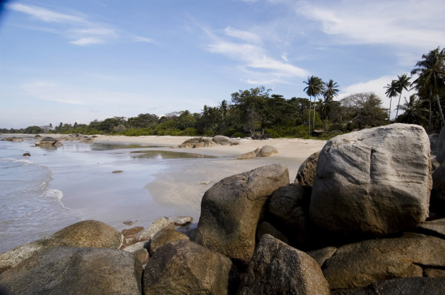 Pantai Pasir Padi di Pangkalpinang punya pasir padat beralas timah, ombak tenang, dan menjadi venue balap motor dunia/Foto: Indonesia Kaya
