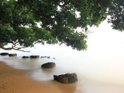 Pantai Matahari Carita di Pandeglang, Banten: ombak kecil aman untuk anak, teduh, dan lihat anak Gunung Krakatau saat cerah.
