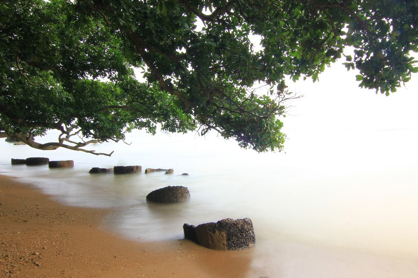 Pantai Matahari Carita di Pandeglang, Banten: ombak kecil aman untuk anak, teduh, dan lihat anak Gunung Krakatau saat cerah.