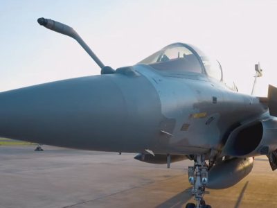 Presiden Prabowo serahkan 6 jet tempur Rafale, 4 Falcon 8X, A400M, hingga rudal Meteor ke TNI. Tegaskan pertahanan syarat utama kedaulatan di tengah ketidakpastian global.