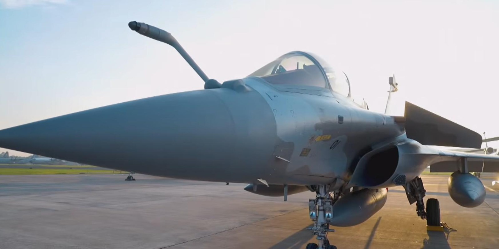 Presiden Prabowo serahkan 6 jet tempur Rafale, 4 Falcon 8X, A400M, hingga rudal Meteor ke TNI. Tegaskan pertahanan syarat utama kedaulatan di tengah ketidakpastian global.