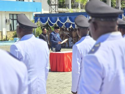 Bupati Raja Ampat Orideko Burdam melantik 112 kepala kampung di Lapangan Upacara Kantor Bupati/Foto: Media Center Raja Ampat