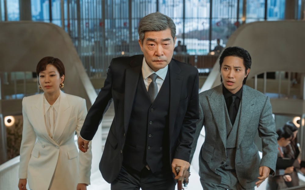 Drama Korea Reborn Rookie tayang di JTBC dan Viki. Son Hyun Joo tukar jiwa dengan pesepak bola muda, sementara anak-anaknya berebut kursi chairman/Foto: Soompi