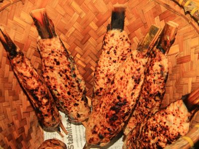 Sate bandeng Banten lahir dari kerewelan Sultan Maulana Hasanuddin terhadap duri ikan. Duri dipisahkan, daging digiling, lalu dibakar. Kini jadi oleh-oleh khas Serang-Cilegon.