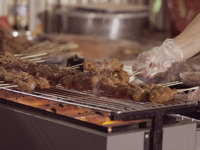 Sate tuna Gorontalo, inovasi kuliner dari daging ikan tuna segar dengan bumbu marinasi rempah dan sambal dabu-dabu arang. Populer dalam dua dekade terakhir/Foto: Indonesia Kaya