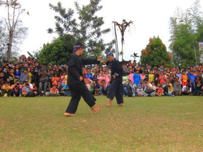 Dalam berbagai kesempatan, kesenian tradisional Rampag Parebut Seeng menjadi sebuah tontonan yang diperlombakan/Foto: Indonesia Kaya