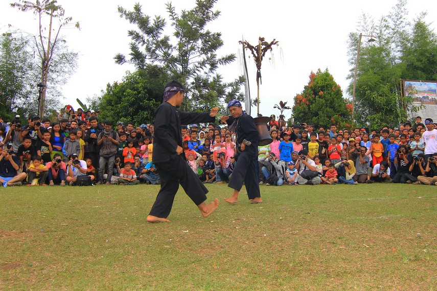 Dalam berbagai kesempatan, kesenian tradisional Rampag Parebut Seeng menjadi sebuah tontonan yang diperlombakan/Foto: Indonesia Kaya