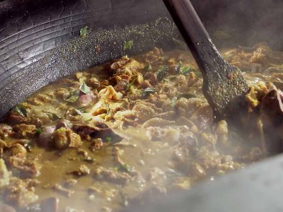 Sie kameng kari kambing khas Aceh dengan puluhan rempah. Hidangan wajib di pernikahan, khitanan, dan Iduladha/Foto: Indonesia Kaya