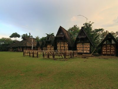 Lumbung padi, salah satu bangunan yang ada di kawasan Kampung Budaya Sindang Barang/Foto: Indonesia Kaya