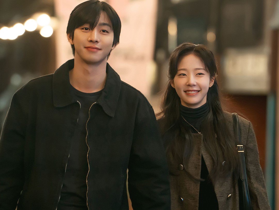 Ahn Hyo Seop dan Chae Won Bin dalam adegan kencan di drama Sold Out on You, berjalan bergandengan tangan dan tertawa bersama.