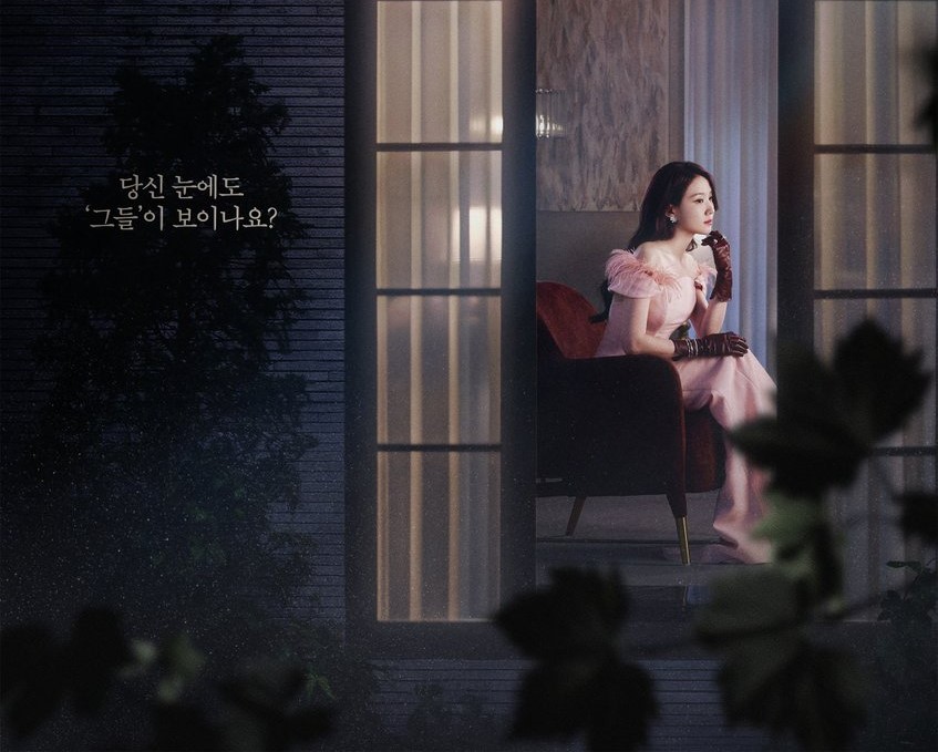Poster perdana drama Spooky in Love dirilis tvN. Park Eun Bin berperan sebagai pewaris hotel yang bisa melihat hantu, tayang 18 Juli
