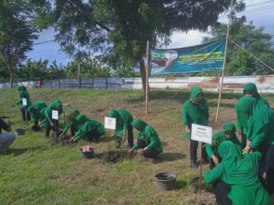 Ketua Persit KCK Cabang Sumenep Nourma Persada menanam pohon akasia di Lapangan Adirasa, Kalianget/Foto: Persit KCK Sumenep