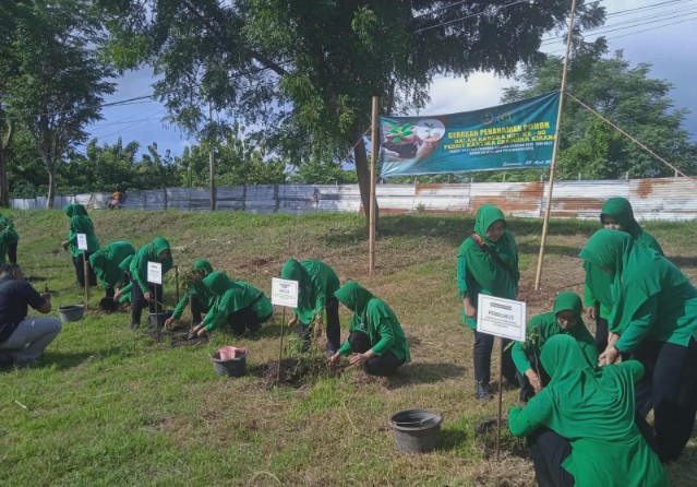 Ketua Persit KCK Cabang Sumenep Nourma Persada menanam pohon akasia di Lapangan Adirasa, Kalianget/Foto: Persit KCK Sumenep